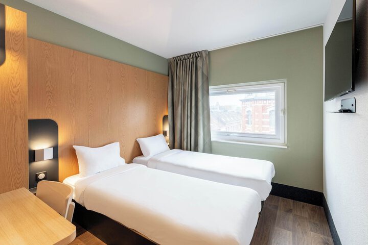 Room 10 of 32
