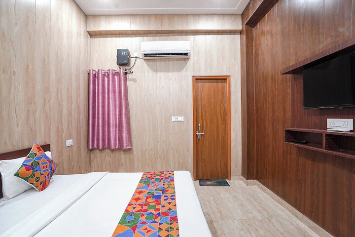 Room 13 of 28