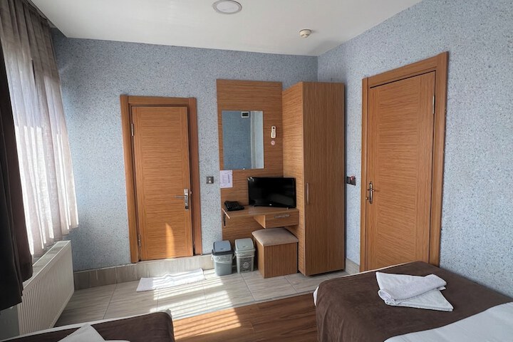 Room 14 of 38