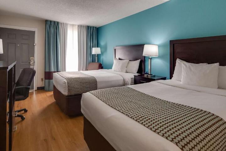 2 Double Beds Flat Screen Television Desk WiFi, Microwave and Refrigerator, Coffee Maker (2 of 9)