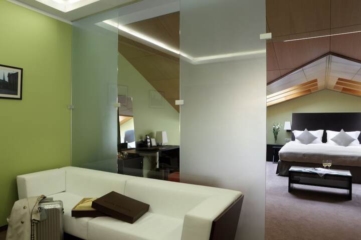 Room 33 of 100