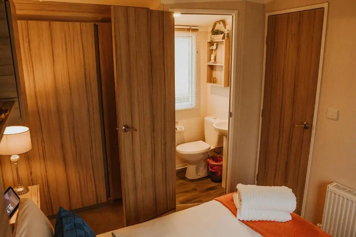 Room 5 of 11