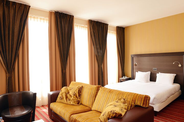 Room 2 of 44
