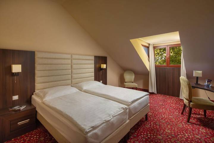Room 4 of 33