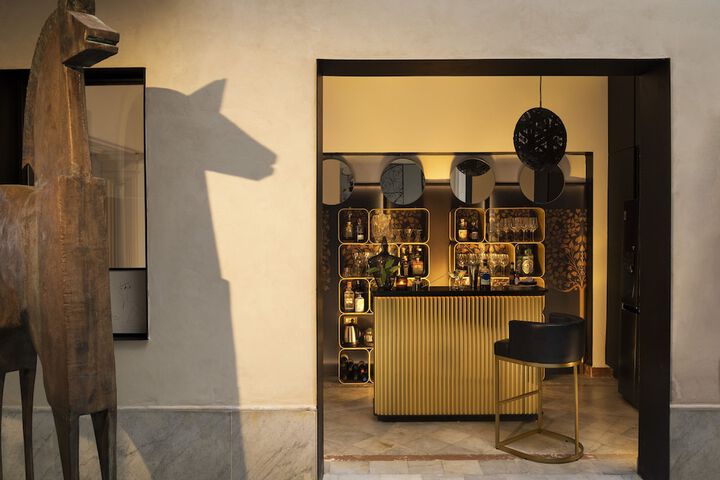 Lounge 50 of 77