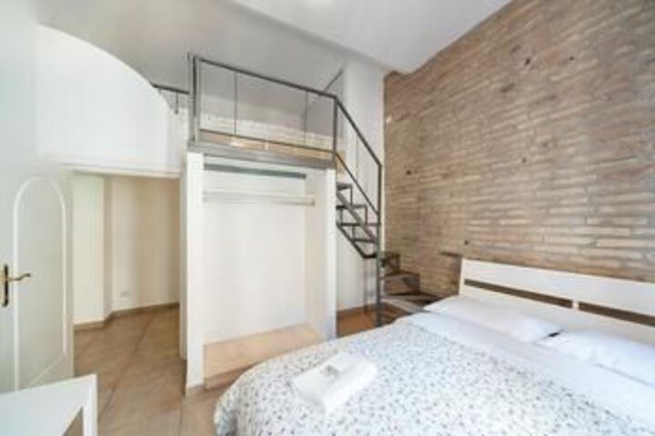 Room 7 of 12