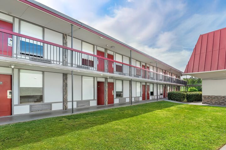 Hotel Exterior 33 of 37