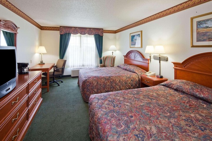 2 Queen Beds (5 of 7)