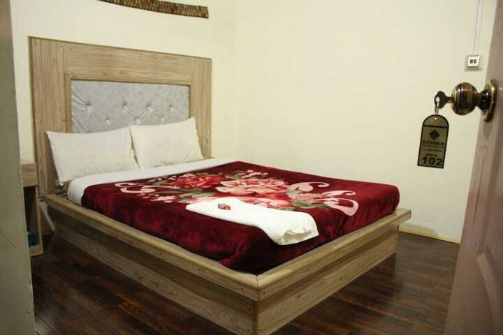 Room 4 of 18