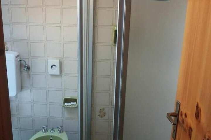 Room 21 of 34