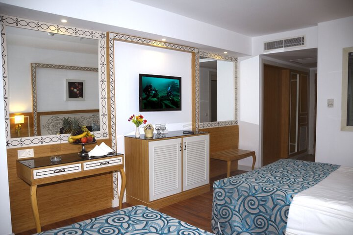 Room 3 of 108