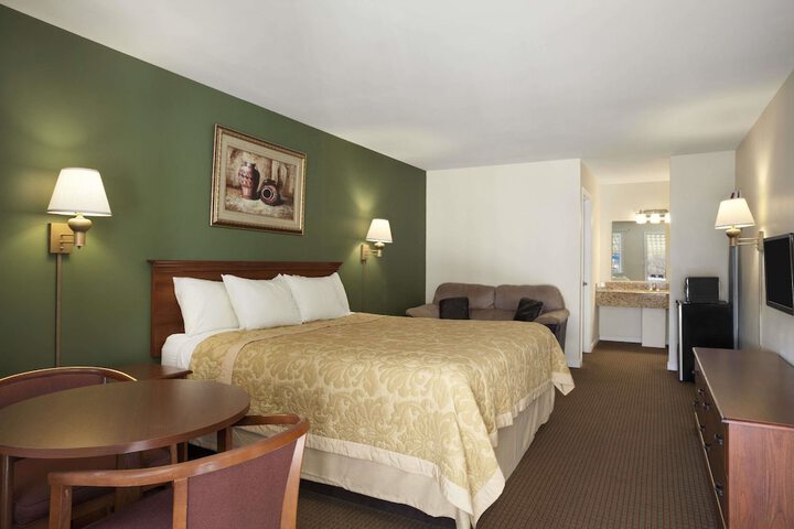 1 Queen Bed Accessible Room (5 of 16)