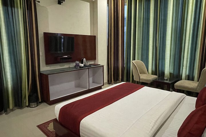 Room 9 of 33