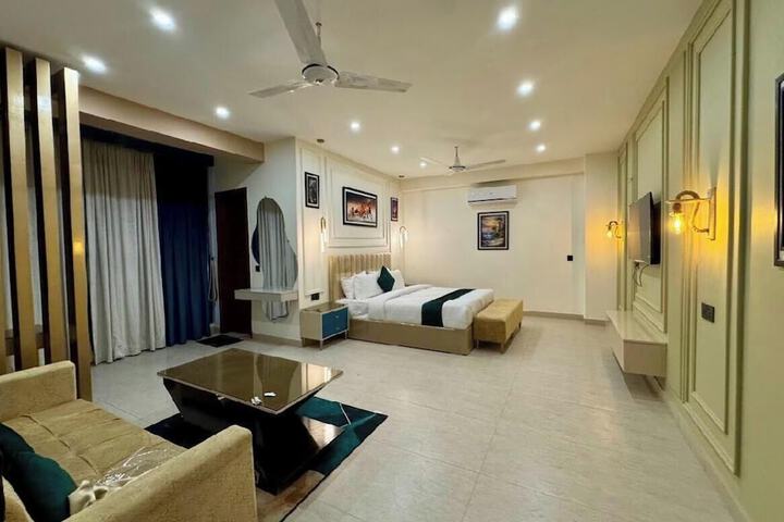 Room 4 of 8