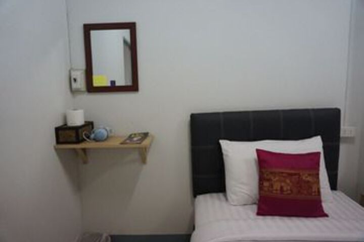Room 13 of 27