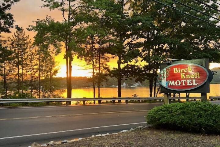 Exterior of Birch Knoll Motel