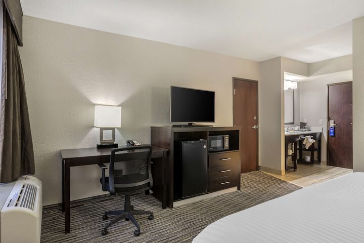 1 King Bed Microwave and Refrigerator WiFi Full Breakfast (21 of 22)