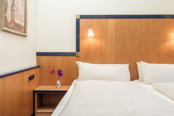 Room 33 of 92