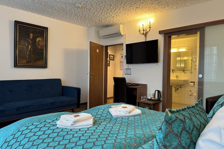 Room 33 of 107