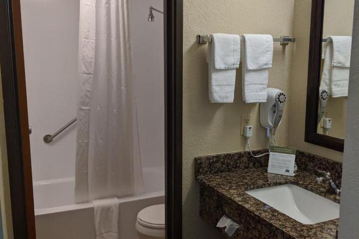 1 Queen Bed Accessible Room (2 of 14)