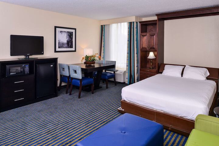 2 Queen Beds Work Desk Microwave and Refrigerator Full Breakfast (6 of 9)