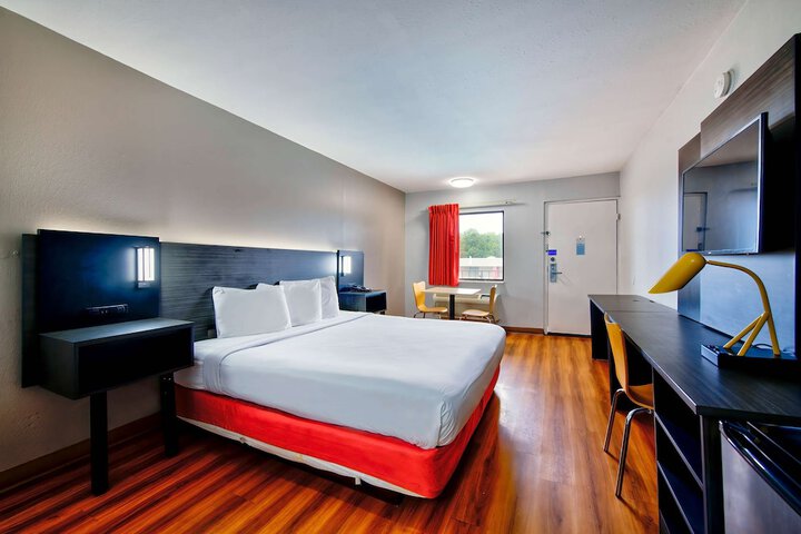 1 King Bed (7 of 9)
