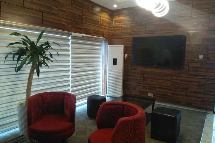 Lounge 26 of 33