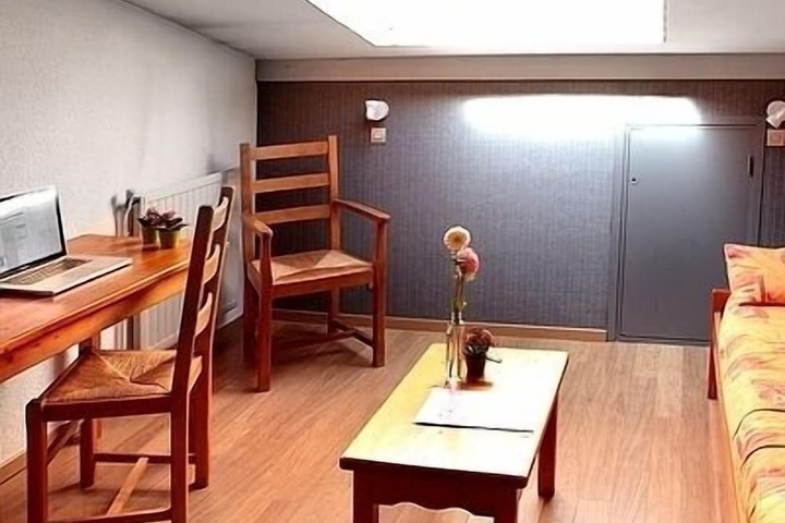 Room 25 of 33