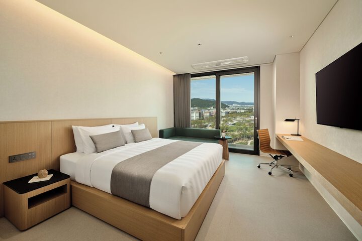 Room 42 of 107