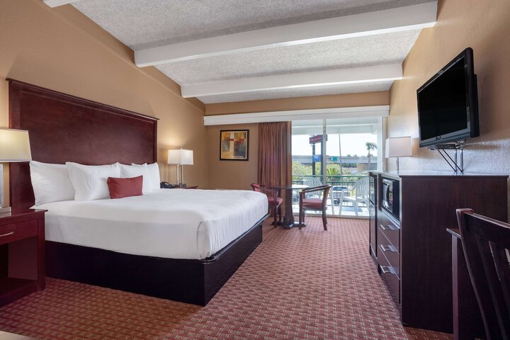 1 King Bed (5 of 10)