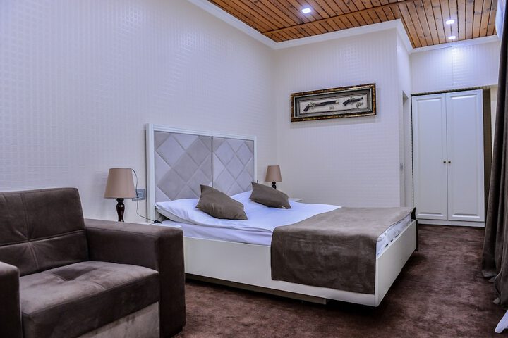 Room 3 of 32
