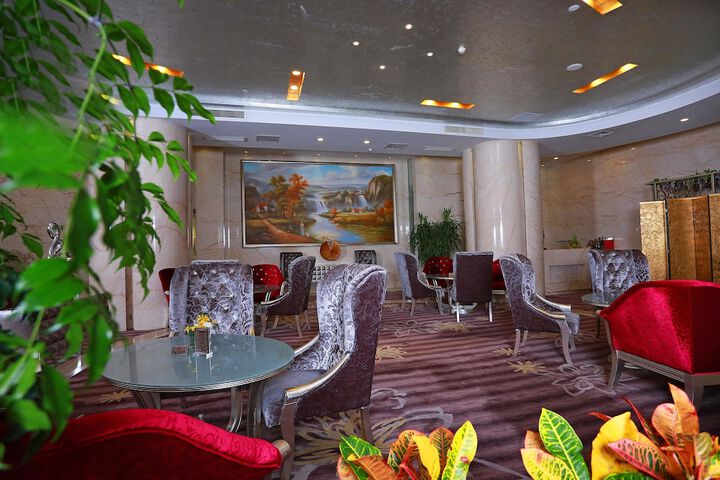 Lounge 45 of 59