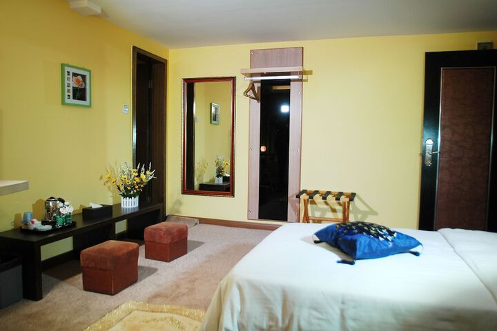 Room 5 of 12