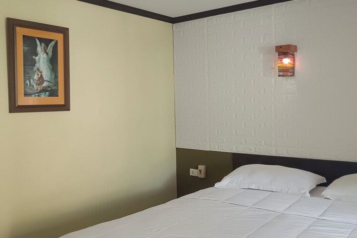Room 11 of 30