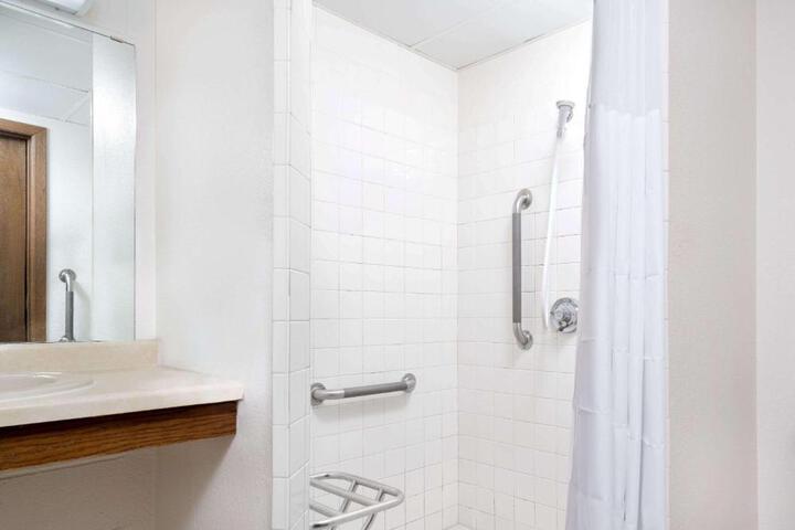 1 Double Bed Accessible (2 of 10)