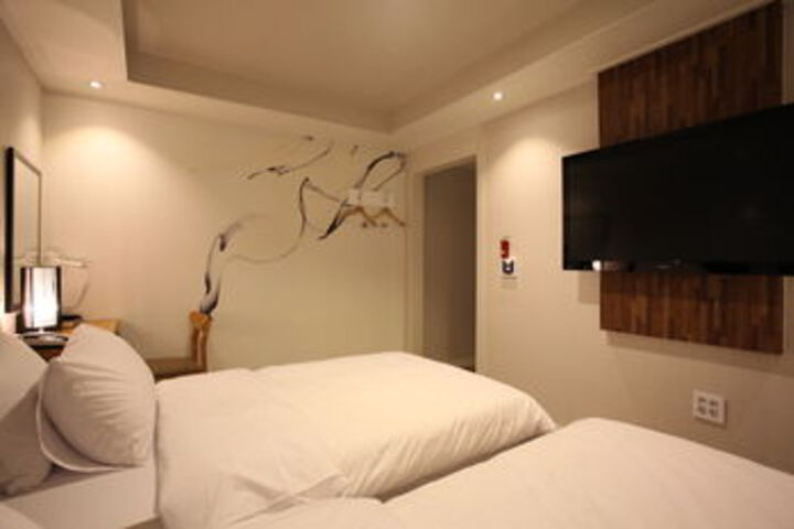 Room 17 of 33