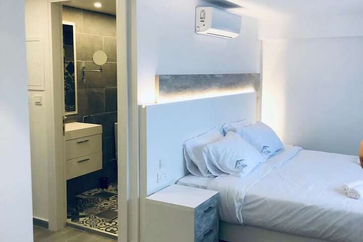 Room 53 of 99