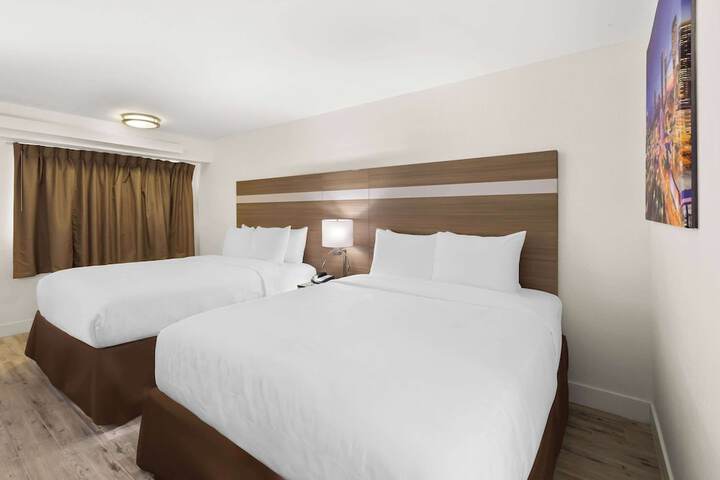 1 Queen Bed (5 of 6)