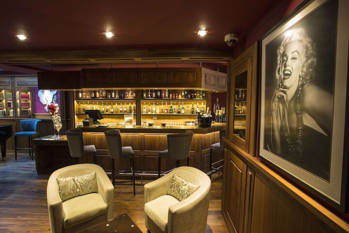 Lounge 38 of 59