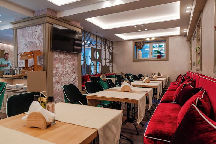 Ballroom/Hall 59 of 82