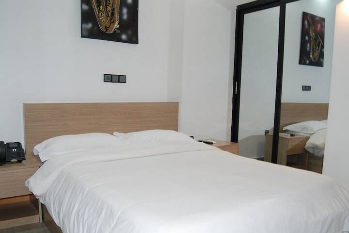 Room 7 of 90