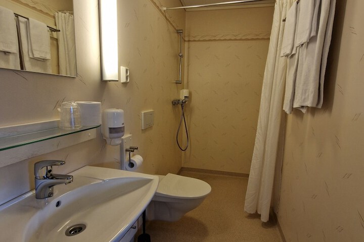 Room 27 of 40