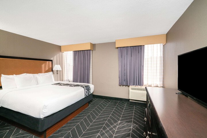 1 King Bed (3 of 11)