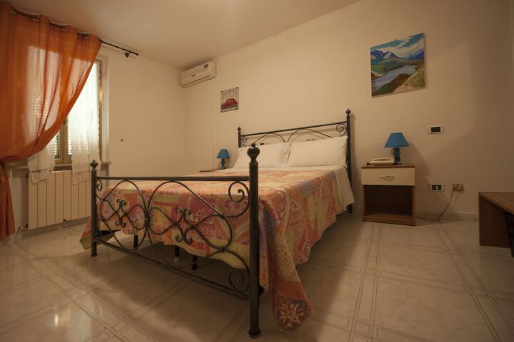 Room 8 of 33