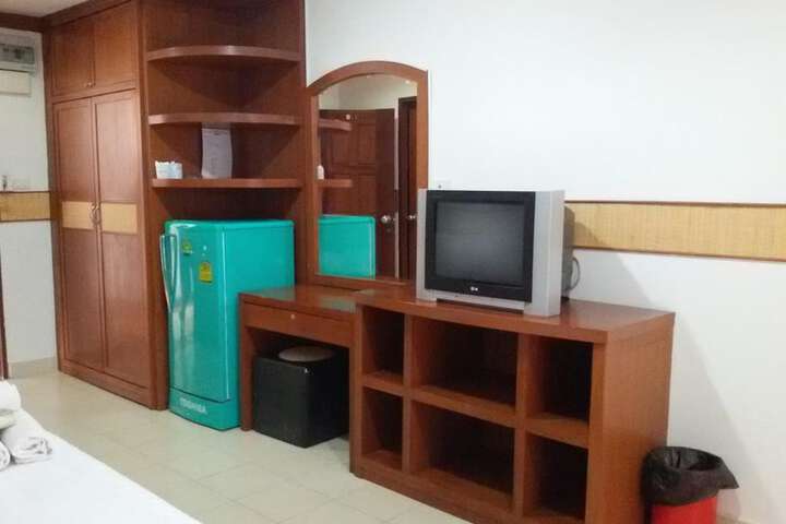 Room 7 of 12