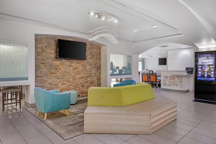 Entrance & Lobby