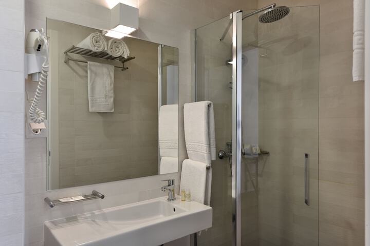 Room 42 of 111