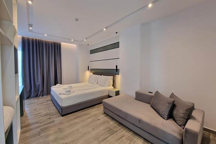 Room 4 of 33