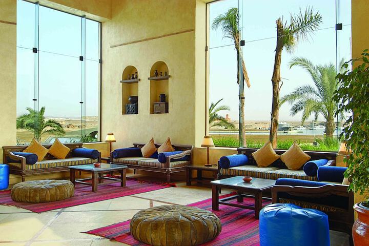 Entrance & Lobby