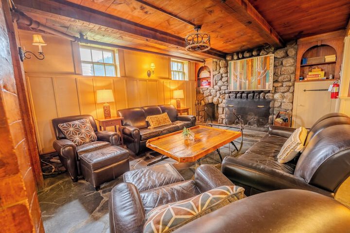 Lounge 109 of 129